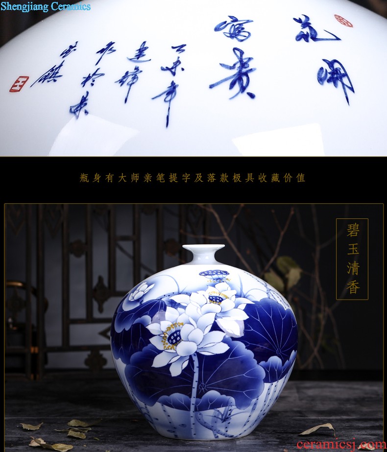 Blue and white porcelain vase, furnishing articles of jingdezhen ceramics by hand Classical Chinese style restoring ancient ways the gourd bottle