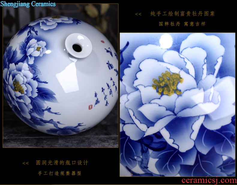 Blue and white porcelain vase, furnishing articles of jingdezhen ceramics by hand Classical Chinese style restoring ancient ways the gourd bottle