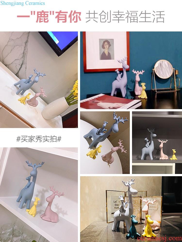 Creative household soft outfit wine cabinet decoration wedding gift sitting room ark furnishing articles ceramic decoration paint a swan