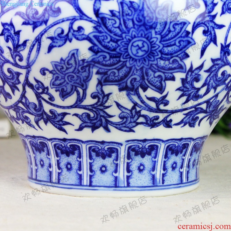 Jingdezhen ceramics has a long history in the famous master hand of large vase hotel sitting room adornment is placed