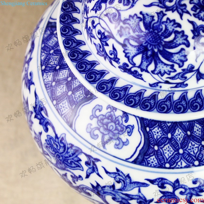 Jingdezhen ceramics has a long history in the famous master hand of large vase hotel sitting room adornment is placed