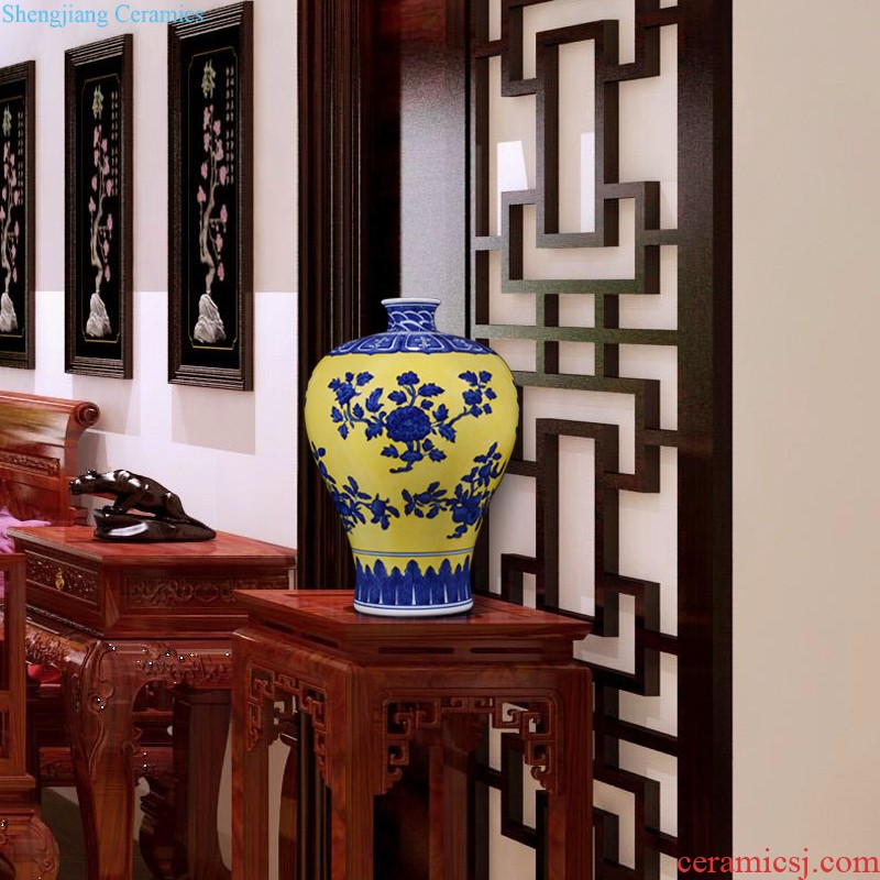 Jingdezhen ceramics imitation qing qianlong pastel red scramble for mei bottle of dry flower vase home sitting room adornment is placed