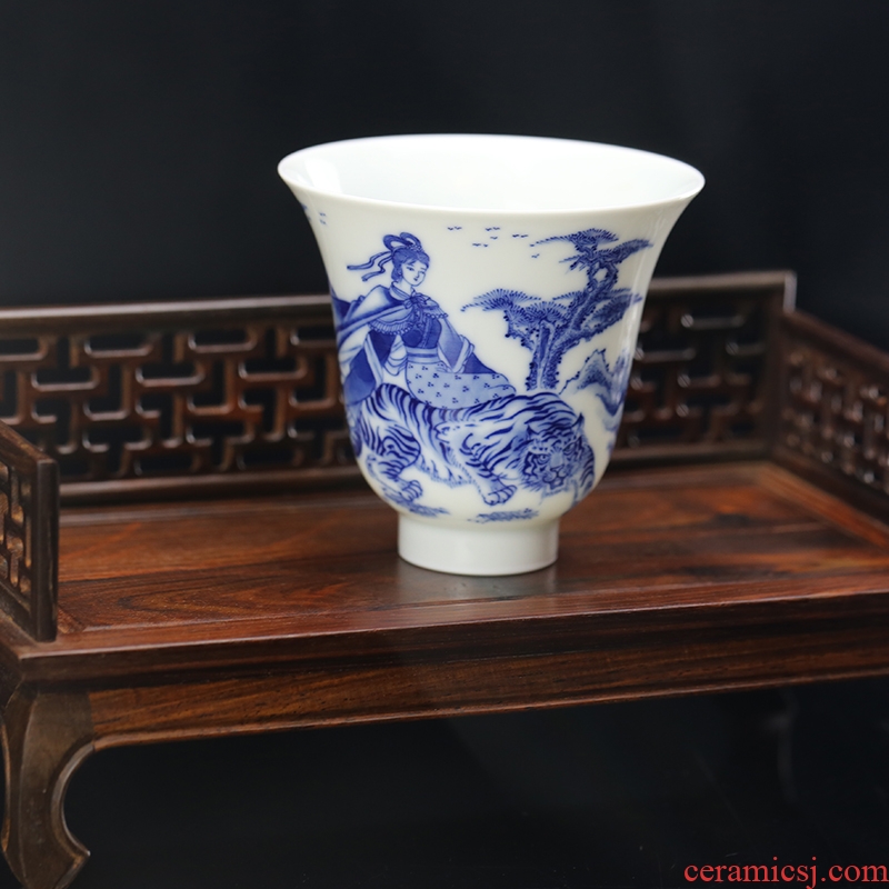 And jingdezhen blue And white Wu Cailuan cross tiger glass auspicious hand - made ceramic kung fu tea cup sample tea cup masters cup
