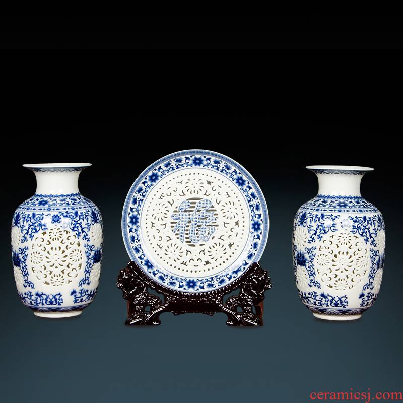 Jingdezhen ceramics hollow - out floret bottle three - piece suit of blue and white porcelain flower arranging Chinese wine sitting room adornment is placed
