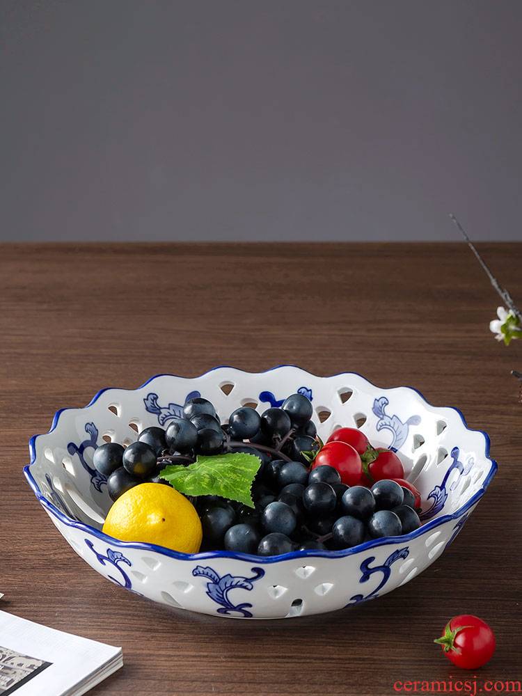 Fruit bowl of blue and white porcelain is hollow out - gulp of jingdezhen ceramic creative household of snack candy dish of tea table furnishing articles