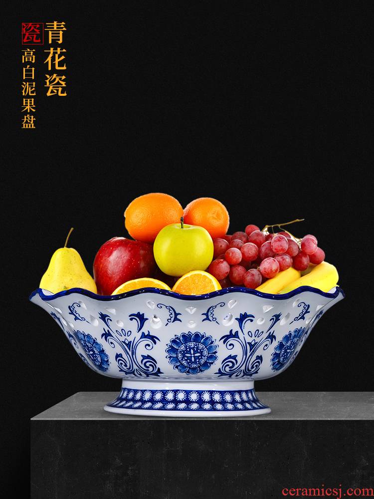 Ceramic hollow out high household modern high - grade fruit bowl bowl creative Chinese blue and white porcelain is the sitting room tea table furnishing articles