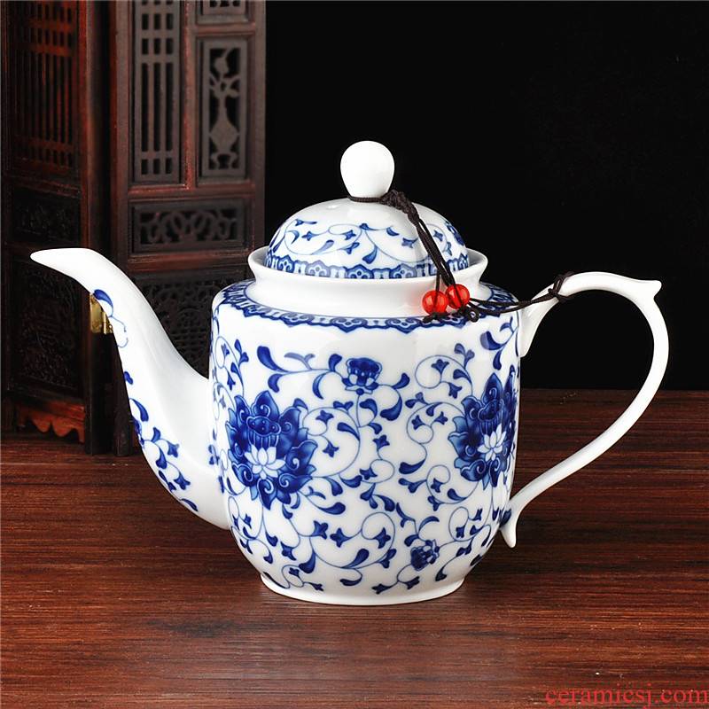 Jingdezhen ceramic teapot with blue and white porcelain teapot Chinese style household filter hole is pot of 680 ml