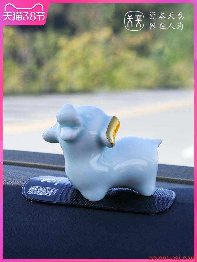 The big dog days yi ceramics furnishing articles decorative accessories car dog inside The car creative, lovely and beautiful