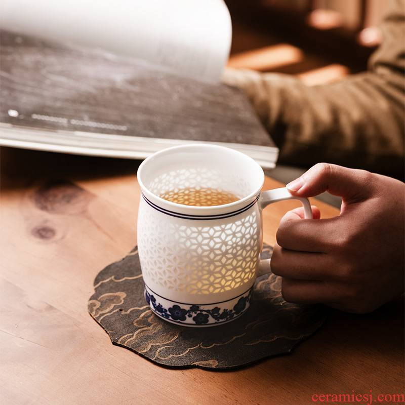 Filtering cup of jingdezhen blue and white porcelain cup jade BaiLingLong ceramic gifts porcelain large office cup cold name plum proud snow
