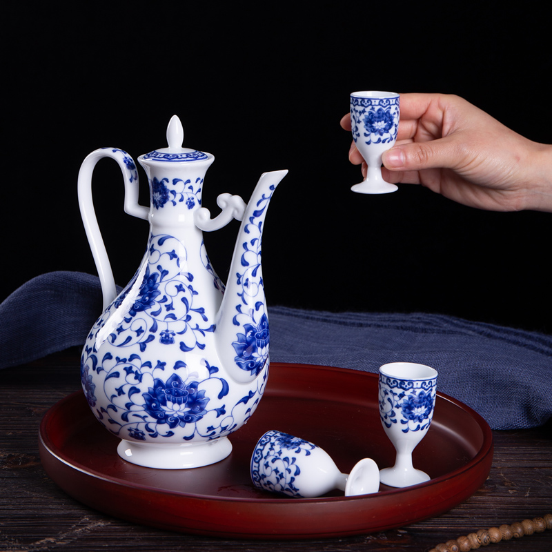 , wine suits for domestic Chinese blue and white porcelain ceramics hip liquor cup. A small handleless wine cup goblet cups of black liquor