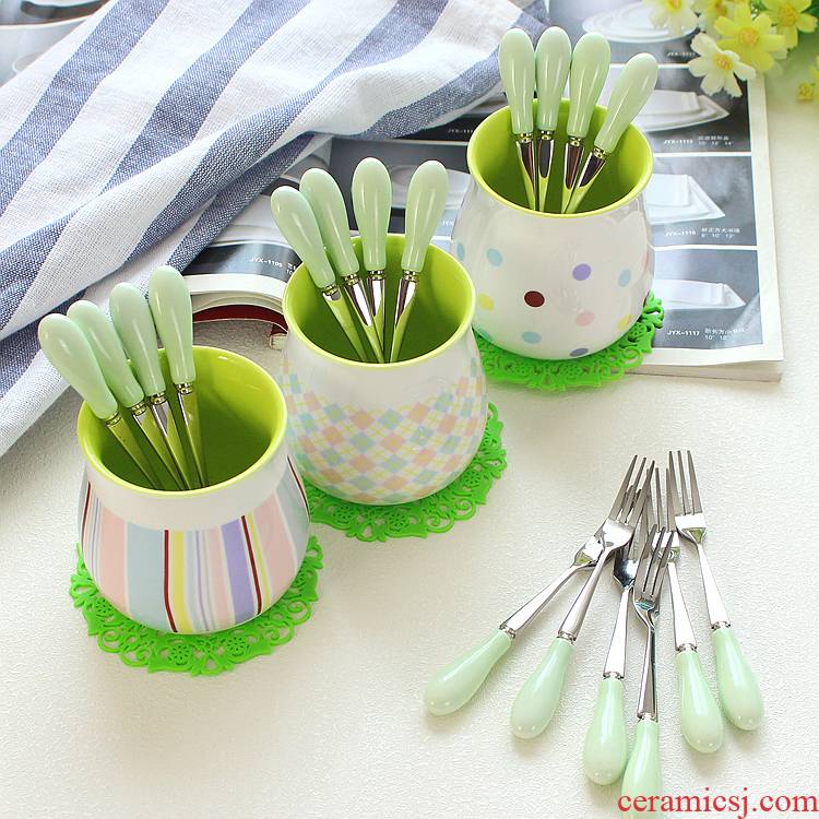 The fruit is Creative household express cartoon small fork sign ceramic stainless steel cake suits for dessert fork fork fork
