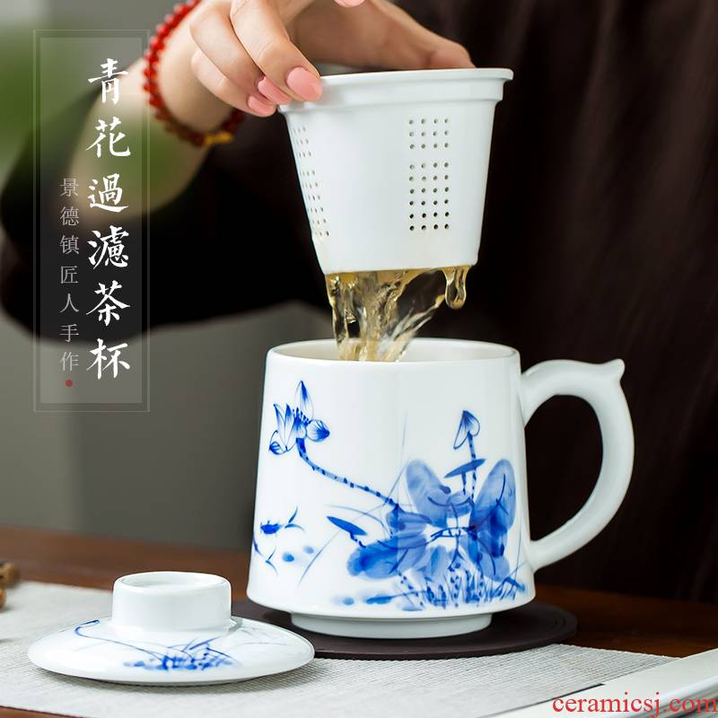 Jingdezhen up the fire which is hand made blue and white porcelain teacup large - sized office cup with cover filtering Chinese style household ceramics