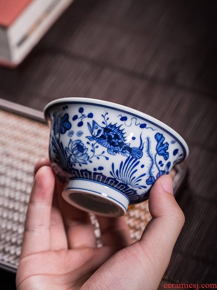 Hand - made porcelain cup maintain pressure Hand the cup sample tea cup of jingdezhen ceramic antique cup cup fish algae line kung fu master