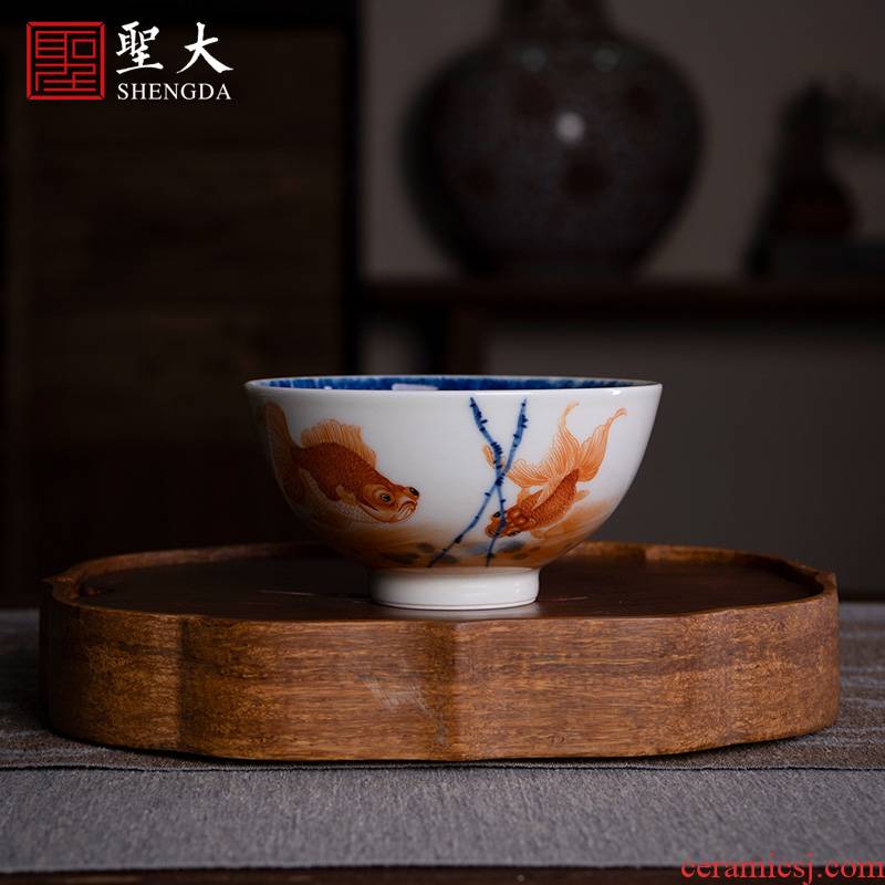 The big manual hand - made ceramic sample tea cup tea cups inside and outside The paint with The new color blue and white lotus pond goldfish tattoo master CPU