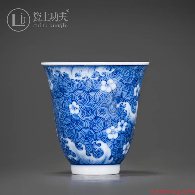 Ceramic blue and white porcelain on kung fu industry water lines master cup manual hand - made jingdezhen tea cup sample tea cup