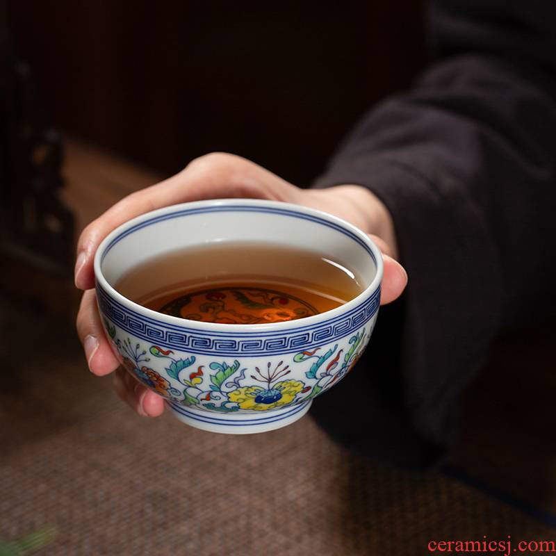 Small cups of jingdezhen blue and white kung fu tea cups antique hand - made ceramic sample tea cup bucket color master cup single CPU