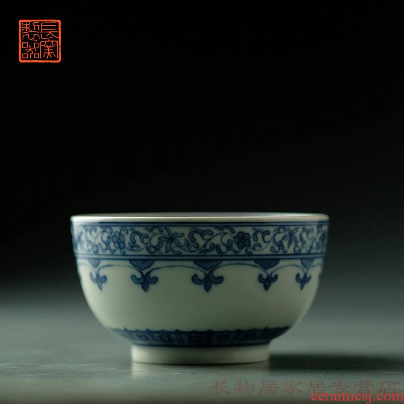 Offered home - cooked blue and white flowers outside the line of the wheel pattern within the masters cup sample tea cup of jingdezhen ceramics