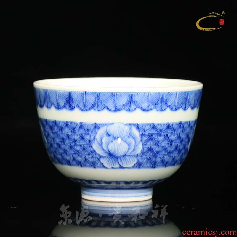 And auspicious jing DE jingdezhen blue And white lotus cup hand - made ceramic cups, kung fu tea cup sample tea cup master list
