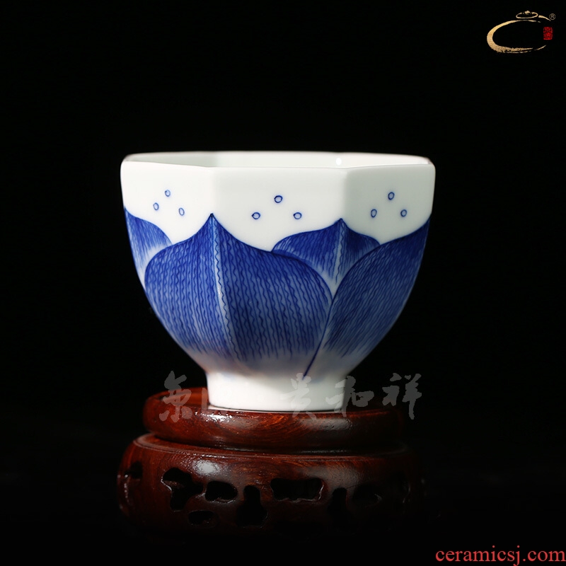 And auspicious eight square cup of jingdezhen blue And white tie up flowers, hand - made ceramic kung fu tea cup sample tea cup masters cup