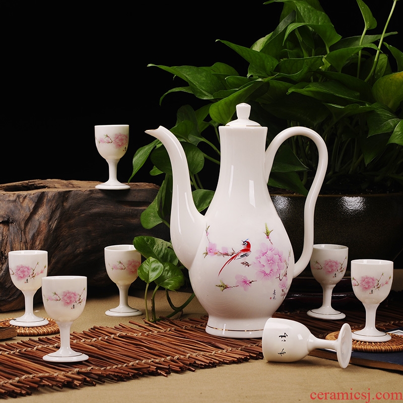 Jingdezhen ceramic wine suits for Chinese antique traditional wine poured wine bottle goblet liquor cup. A small handleless wine cup wine bottles