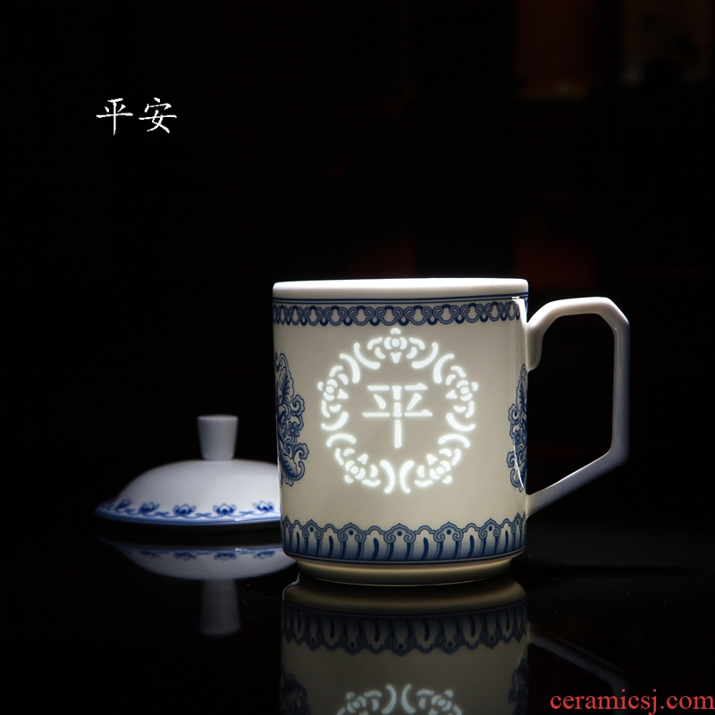 Jingdezhen blue and white porcelain cup with cover and exquisite ceramic cups hollow out a cup of water glass cup and cup boss