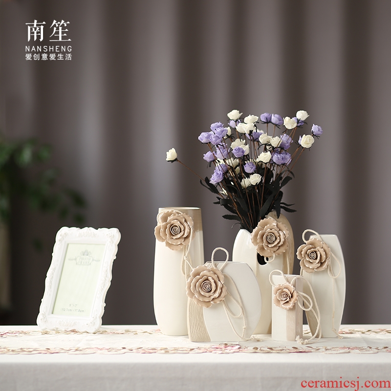 European contracted hand pinch flower vase furnishing articles ceramic vase small pure and fresh and creative flower arranging flowers sitting room is contracted and I