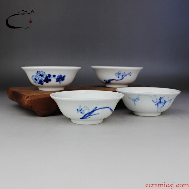 Old and auspicious by tea cups of jingdezhen blue and white freehand brushwork in traditional Chinese hand - made ceramic kung fu tea cups sample tea cup