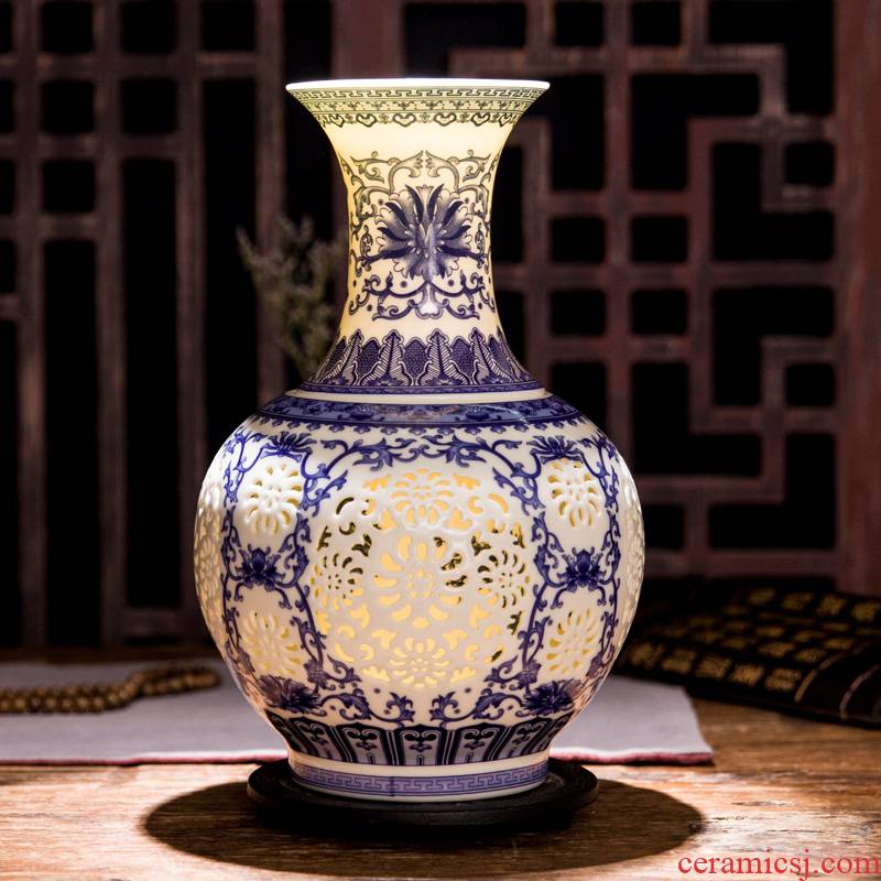 Jingdezhen ceramics hollow - out floret bottle of the sitting room of Chinese style household adornment furnishing articles archaize rich ancient frame art decoration
