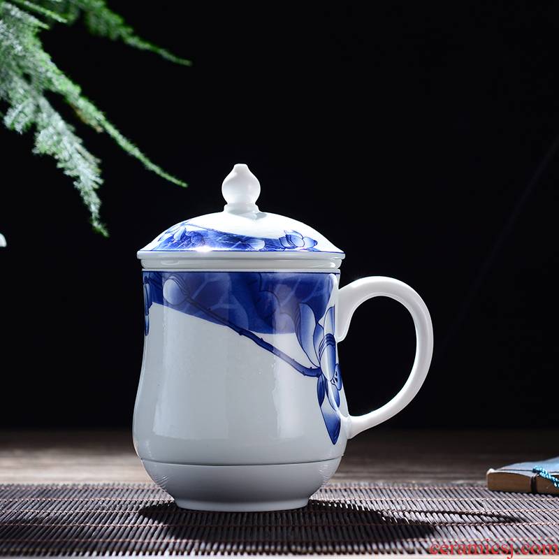 Blue and white porcelain of jingdezhen ceramic cup with cover with disc filter cup tea separation cup office keller cup with a gift