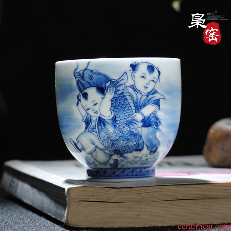 The Owl up jingdezhen hand - made of blue and white porcelain cups tea archaize individual cup sample tea cup have fish every year