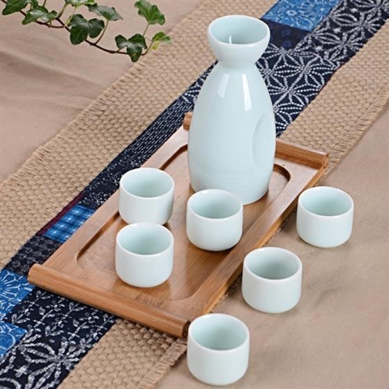 New ceramic wine suits for celadon temperature wine pot in traditional Chinese style household wine cup. A small handleless wine cup liquor fenjiu