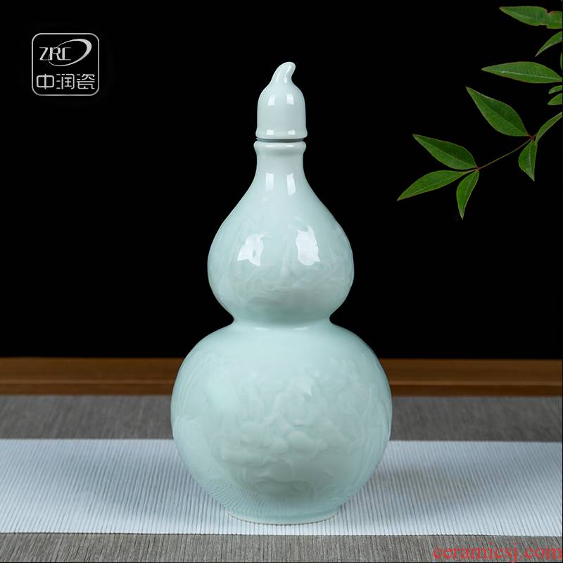 Jingdezhen ceramic bottles empty wine bottles home antique white wine jars shadow carving green gourd hip a kilo