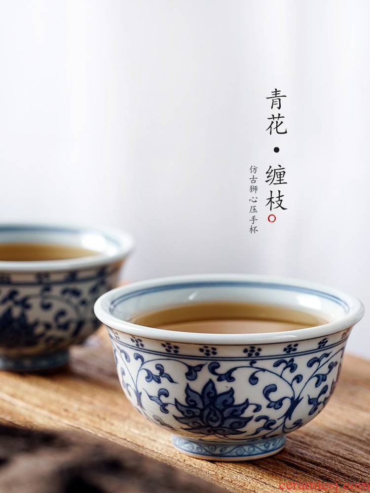 Jingdezhen blue and white master cup pure manual hand - made ceramic sample tea cup tie up lotus flower hand single cup tea male lion heart pressure