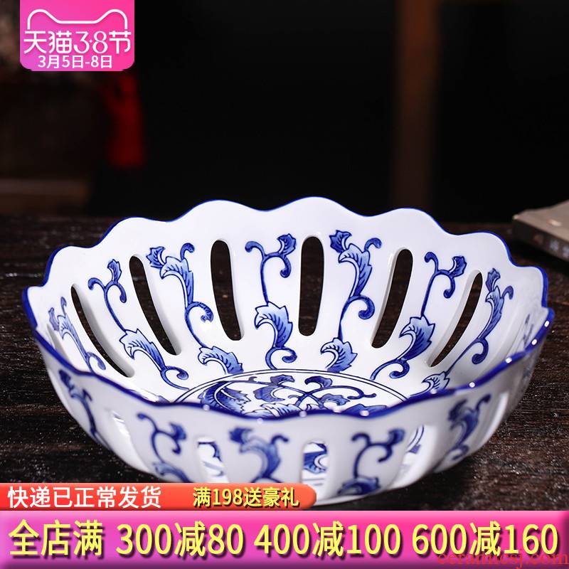 The tripod with two handles all The blue and white porcelain of jingdezhen ceramics hollow - out of new Chinese style classical fruit bowl large creative snack plate