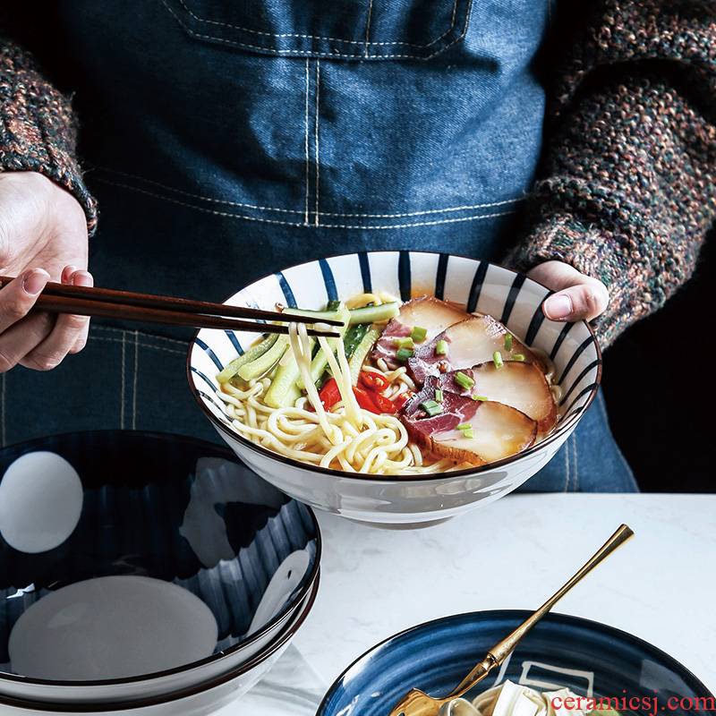 Japanese ramen rainbow such use large household eating spaghetti noodles in soup bowl of a single large bowl of noodles soup bowl ceramic bowl is grim hat to bowl