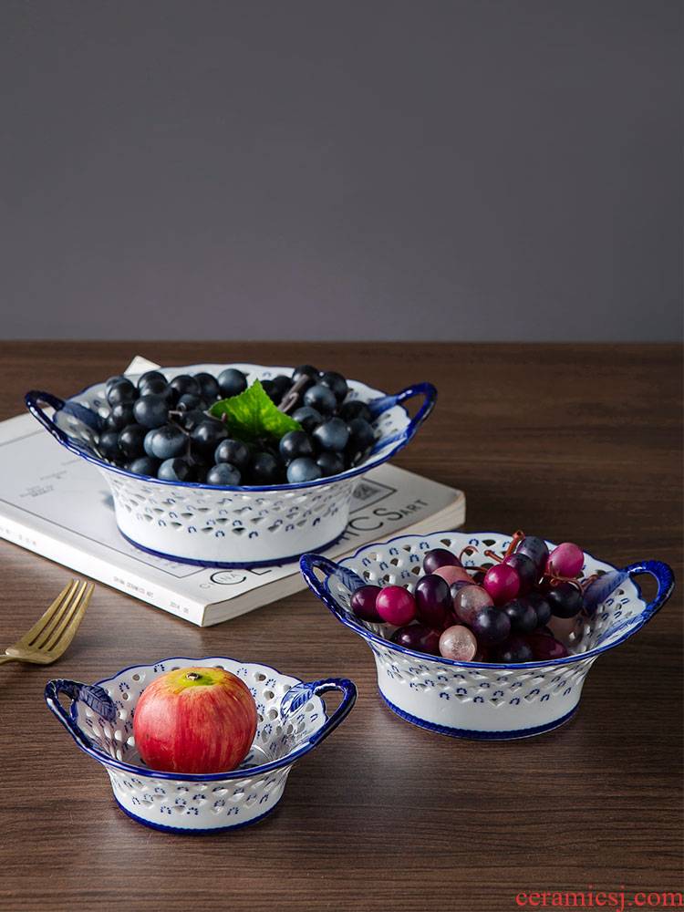 Modern confectionery keller - up fruit bowl of jingdezhen ceramic creative hollow out dish of the sitting room is blue and white porcelain furnishing articles compote