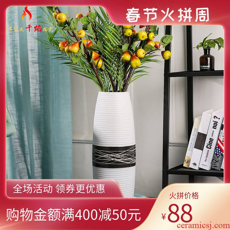 Jingdezhen ceramics vase white black line dried flowers European simple flower arrangement sitting room adornment is placed