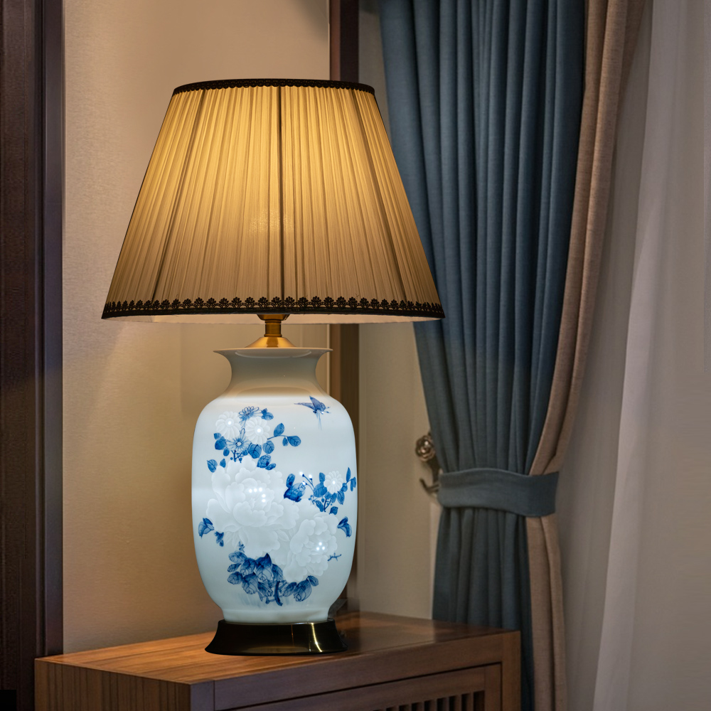 Jingdezhen ceramics peak blooming flowers desk lamp of the blue and white porcelain vase knife clay I the new Chinese style bedside lamp