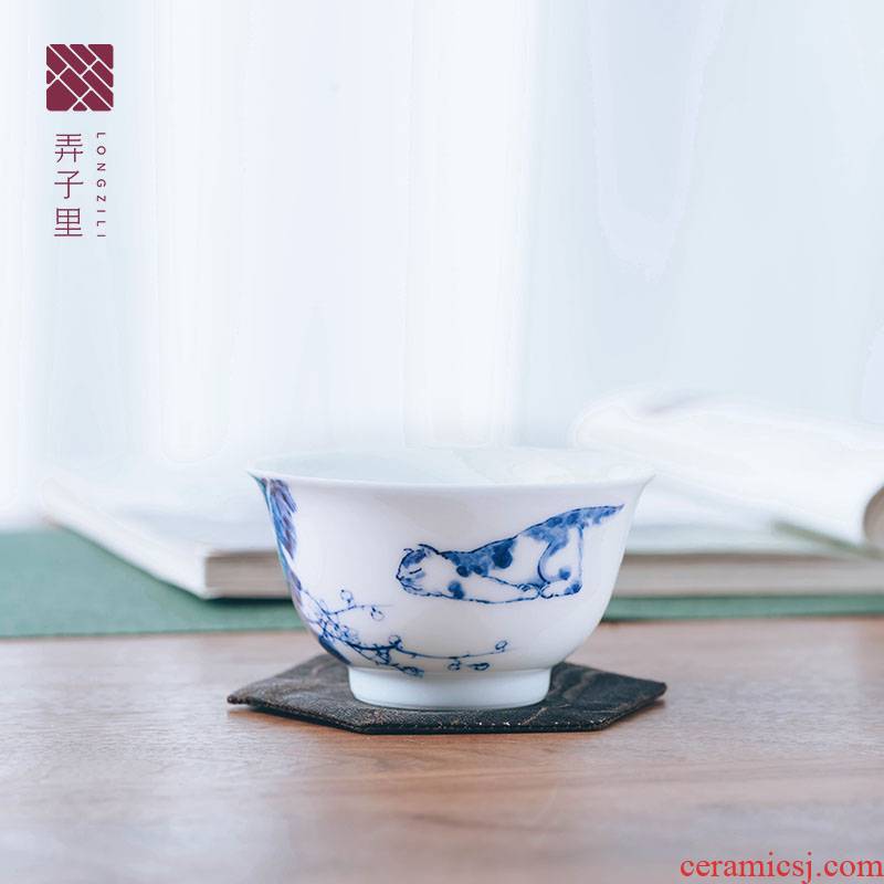 Figure in the glass cup of jingdezhen ceramic tea set left blue and white cat cup expressions using hand - made master cup of glass