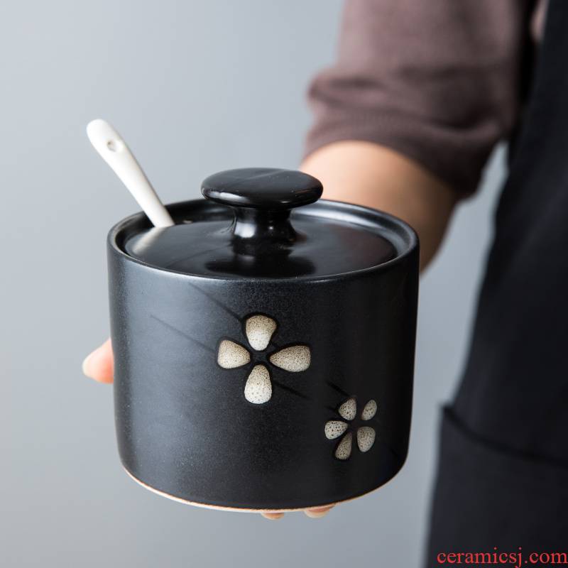 This porcelain ceramic household seasoning jar with cover teaspoons of Japanese creative kitchen sugar pot monosodium salt seasoning jar jar