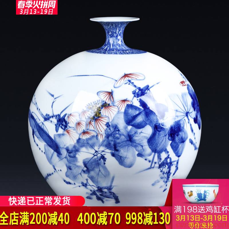 Jingdezhen ceramics master hand draw freehand brushwork in traditional Chinese blue and white porcelain vases, sitting room adornment of new Chinese style porch place