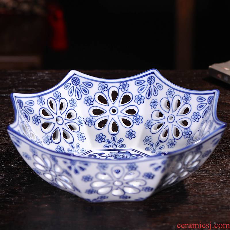 Jingdezhen hollow circular blue and white porcelain ceramic fruit bowl creative new Chinese style decoration ware tea table furnishing articles