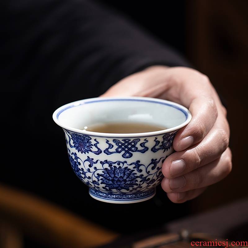 Imitation of yongle bell home up porcelain maintain pressure hand cup of jingdezhen blue and white tie up lotus flower sample tea cup kung fu master single CPU