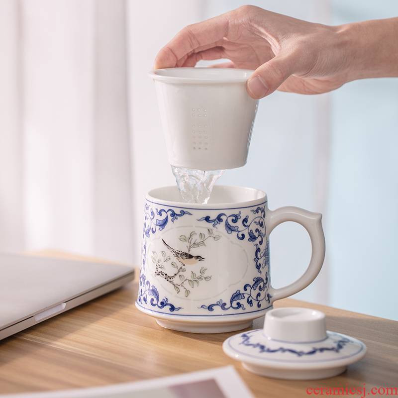 Jingdezhen blue and white porcelain cup parker jade tea cup tea separation filter with cover office hand motion package mail