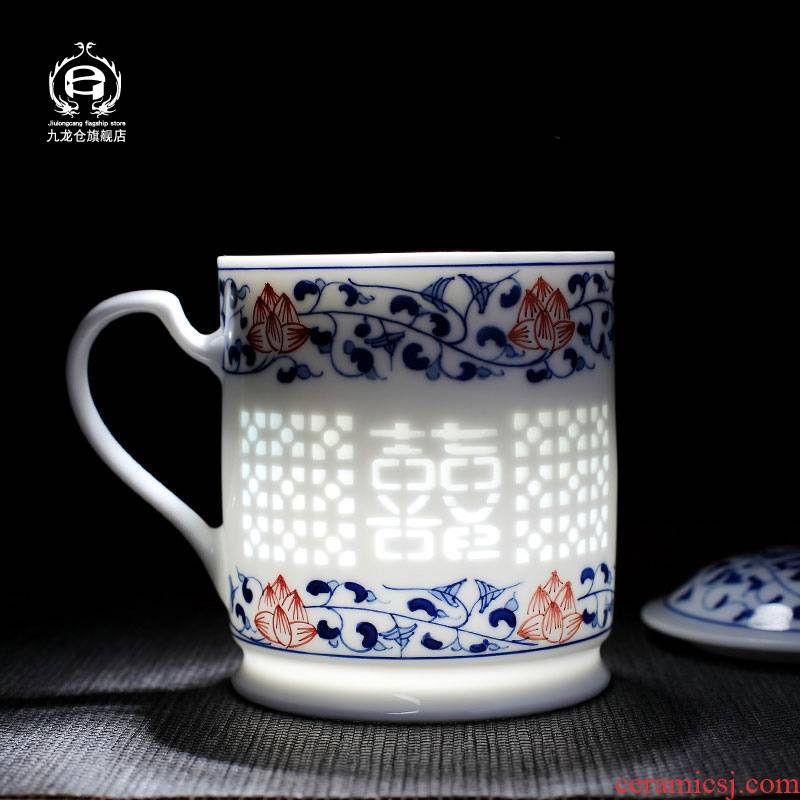 DH with cover of jingdezhen blue and white and exquisite hand - made ceramic tea cup office the boss personal household cup suit