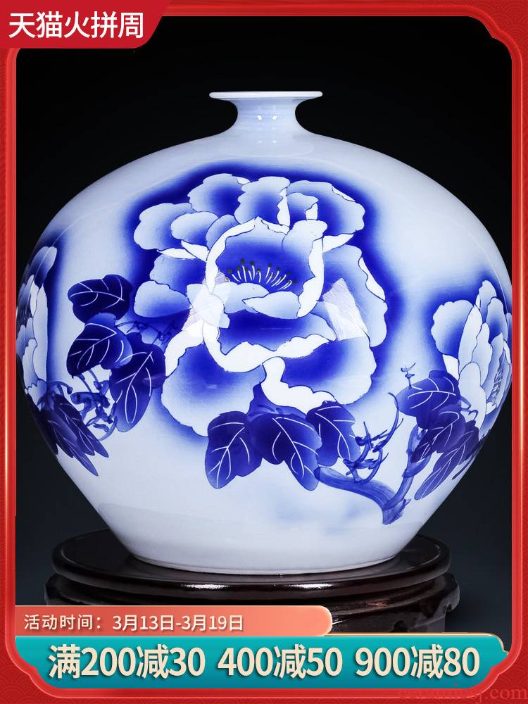 Jingdezhen ceramics by hand crafts are blue and white porcelain vases, flower arrangement sitting room of Chinese style household decorations
