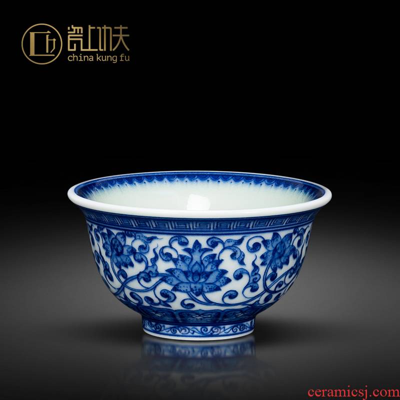 Jingdezhen tea kungfu tea cup pure manual bound press sample tea cup master hand of blue and white porcelain cup