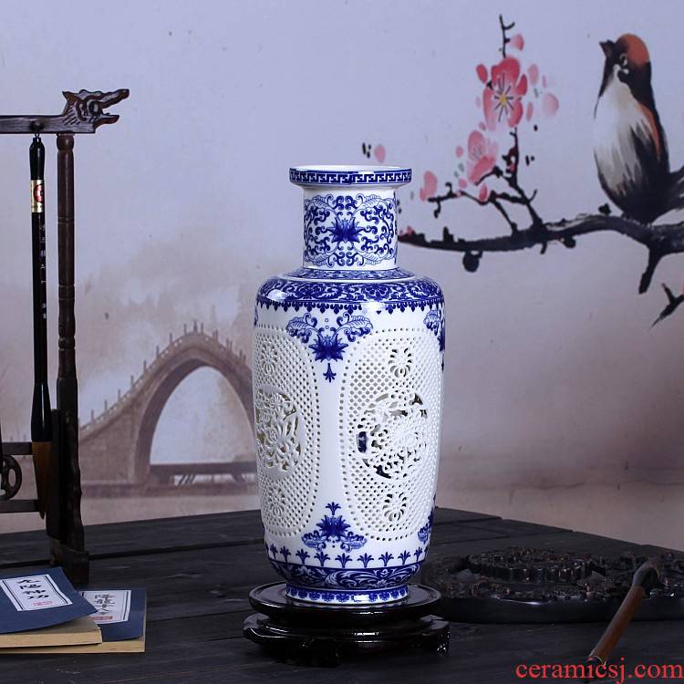Jingdezhen ceramics and exquisite hollow out of the blue and white porcelain vase sitting room double craft ornaments furnishing articles by hand