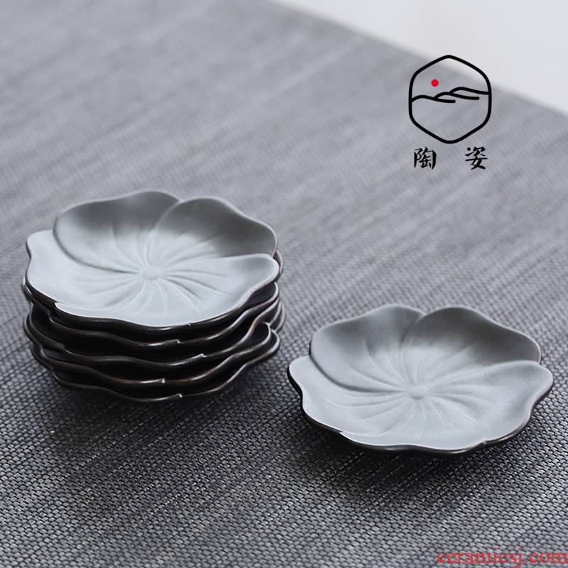 TaoZi pattern porcelain teacup pad Japanese tea taking accessories of black ceramic kung fu tea cup insulation pad