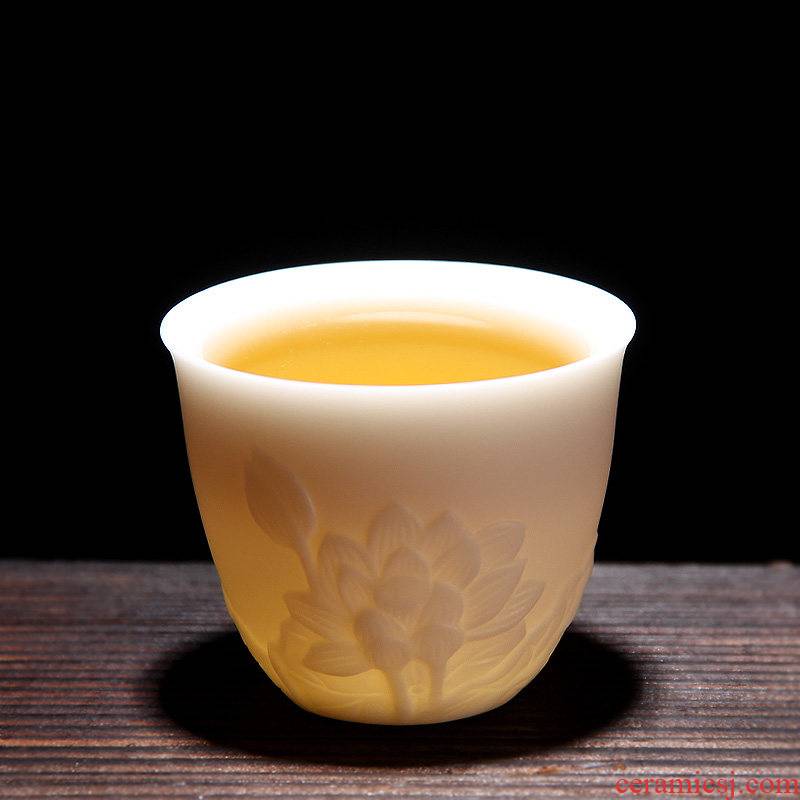 High tea FengTang dehua white porcelain undressed ore kaolin to suggest cups embossed lotus sample tea cup move masters cup